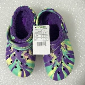 Crocs winter fuzzy and warm size j2 u.s/can.